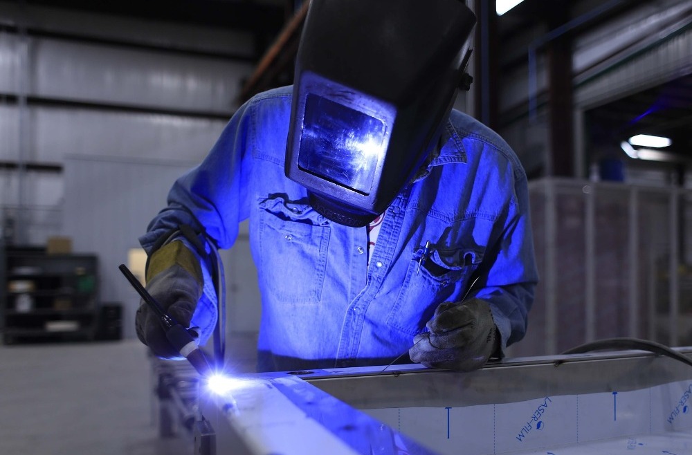 Automatiškai tamsėjančių veido skydelių funkcijos ir parametrai