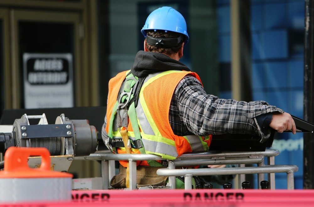 Specialūs apsauginiai drabužiai skirti apsaugoti nuo daugelio profesinių pavojų.
