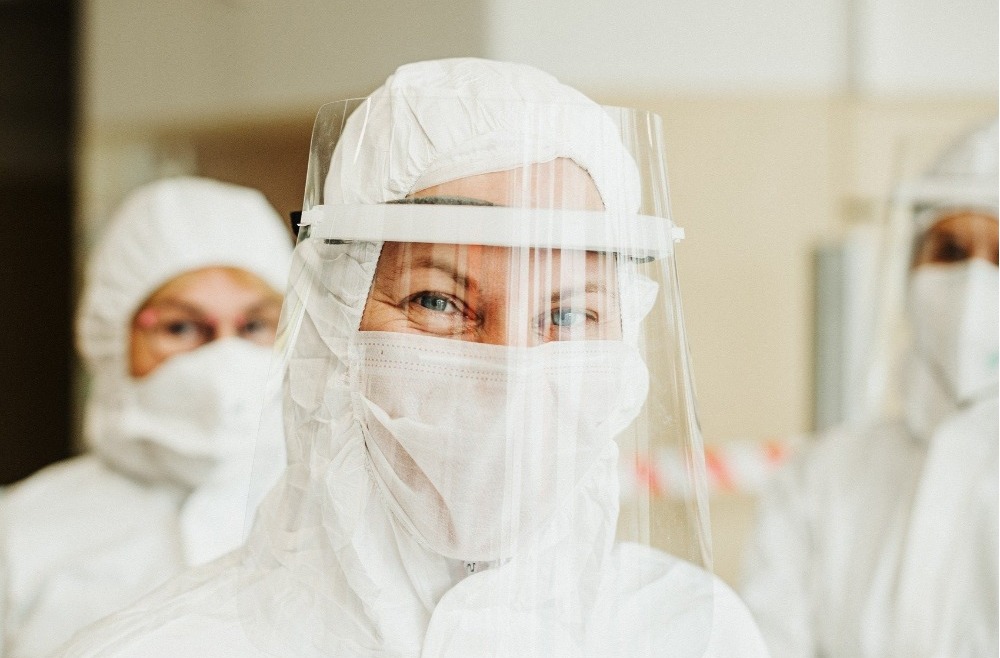 Kokiomis sąlygomis naudojame akių ir veido apsaugos priemones?